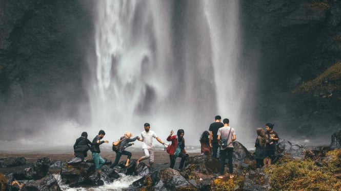 Ilustrasi air terjun di dekat Solo.