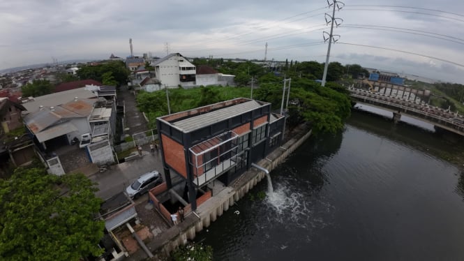 Rumah pompa pengendali banjir di Semarang.