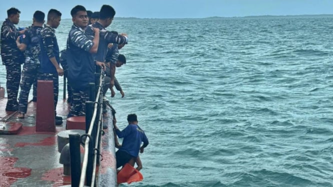 TNI AL selamatkan nelayan dari gelombang tinggi di Selat Riau.