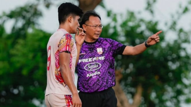 Ong Kim Swee sedang melatih Persis Solo.