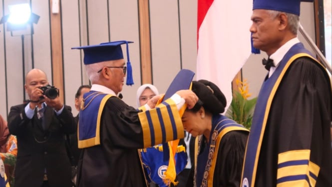 Rektor Udinus Semarang kukuhkan 5 guru besar baru.