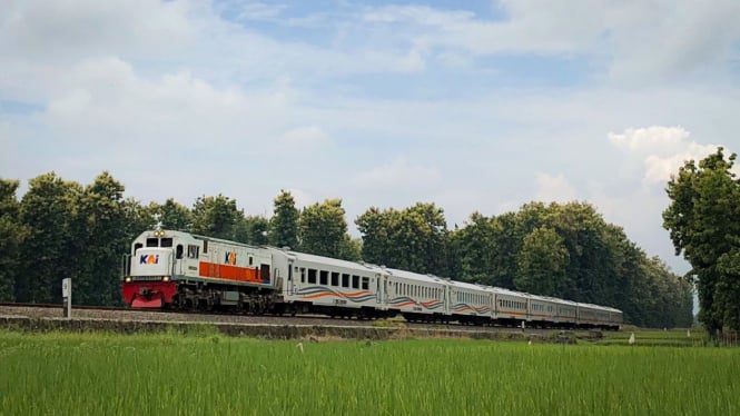 Kereta api melintas di wilayah Daop Semarang.