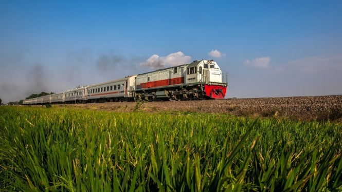 Kereta api melintas di jalur rel KAI Indonesia.