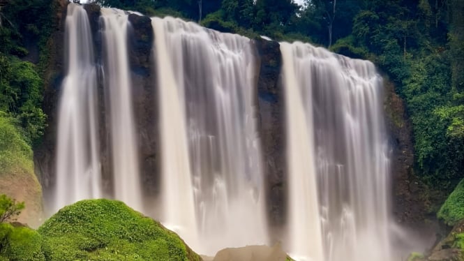 Air terjun Curug Sewu yang terbesar di Jateng.