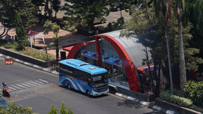 Bus Trans Semarang layani penumpang.