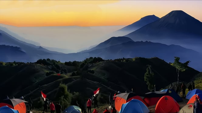 Panorama dari puncak Gunung Prau Wonosobo.