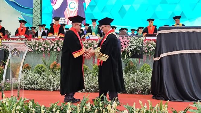 Rektor Unissula kukuhkan guru besar Prof Dr Bambang TB SH MH.