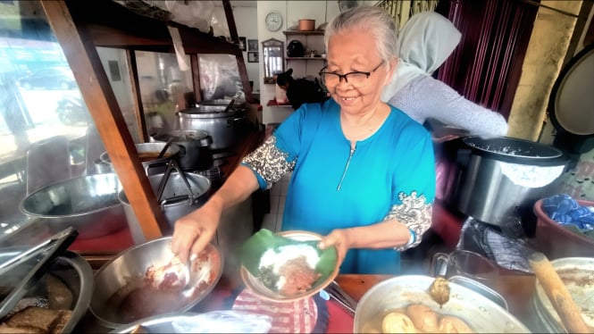 Bu Yam, penjual gudeg otentik Jogja di Salatiga.