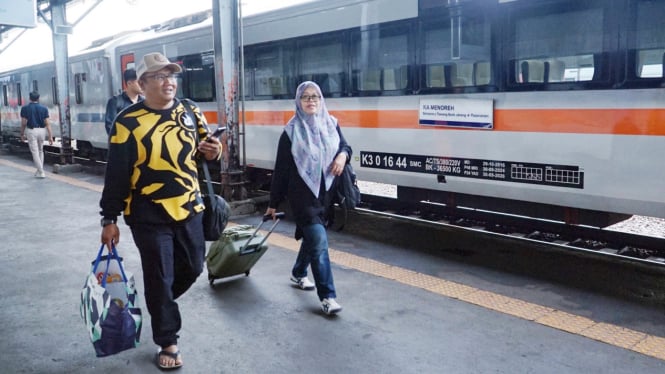 Penumpang kereta api di Stasiun Semarang Tawang.