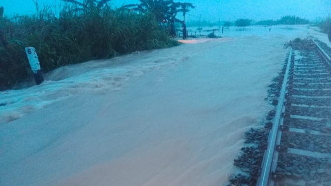 Banjir terjang jalan kereta api di Gubug Grobogan Jateng.