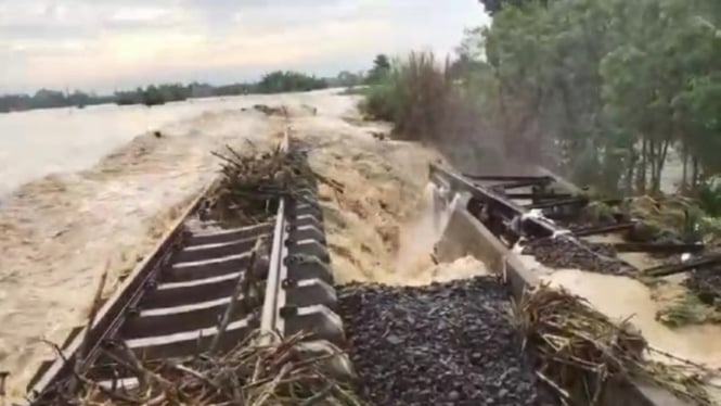 Dahsyatnya banjir terjang rel kereta api di Gubug Grobogan, Jateng.