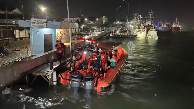 Basarnas evakuasi awak kapal tugboat dihantam gelombang laut Semarang.