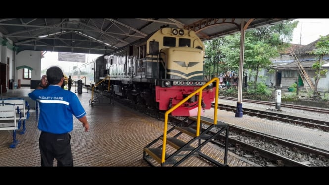 Kereta api tertahan si stasiun akibat banjir di Grobogan Jawa Tengah.