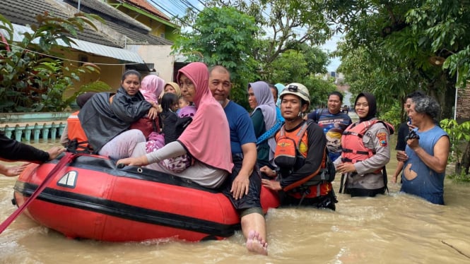 Warga korban banjir Kendal dievakuasi.