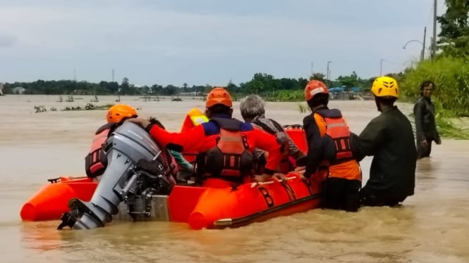 Petugas tembus banjir Grobogan untuk evakuasi warga yang terjebak.