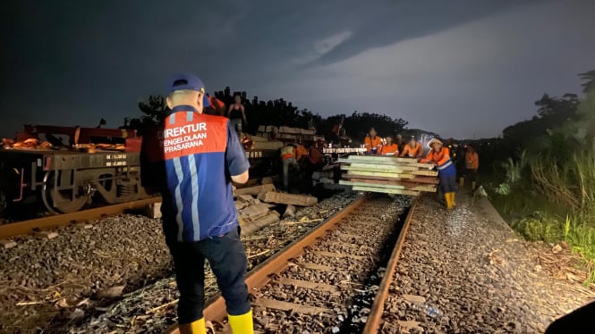 Petugas kerahkan kereta material atasi rel diterjang banjir Grobogan