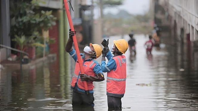 Petugas PLN perbaiki jaringan listrik di daerah banjir.