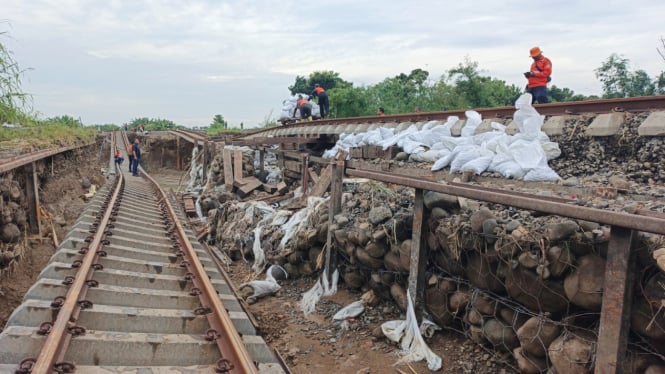 Penampakan rel kereta api yang ambles 3 meter di Grobogan.