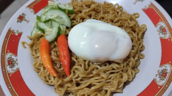 Mi instan dengan telur rebus bundar sempurna.