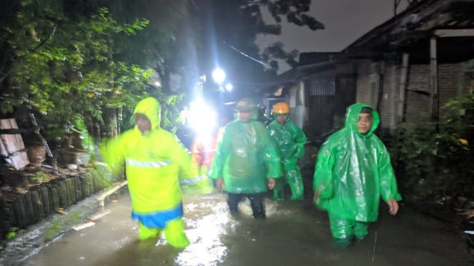 Petugas gabungan cek banjir di Laweyan Kota Solo.