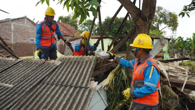 Petugas PLN turun ke lokasi banjir di Kendal.