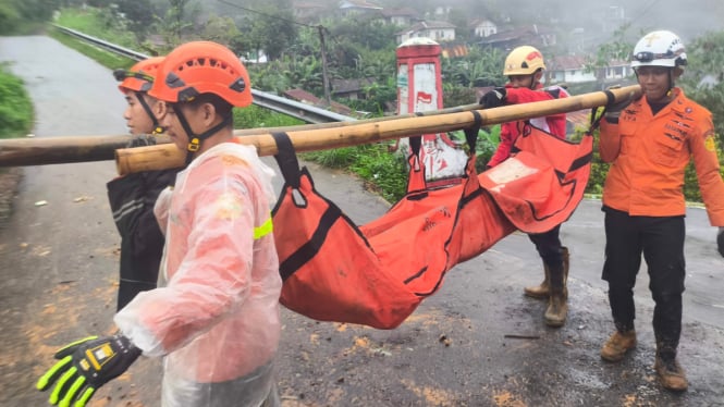 Tim SAR gabungan evakuasi korban longsor Pekalongan.