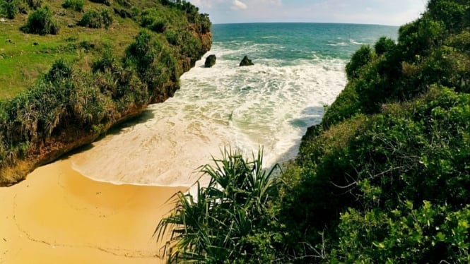 Pantai Srakung Gunung Kidul dekat Klaten.