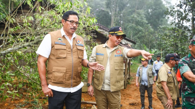 Pj Gubernur Jateng cek lokasi longsor Pekalongan.