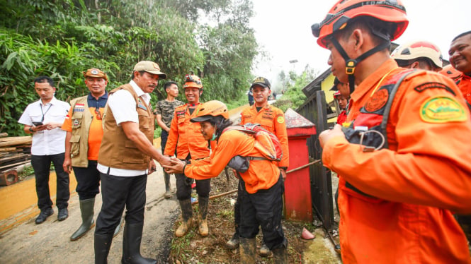 Nana Sudjana cek penanganan longsor di Pekalongan.