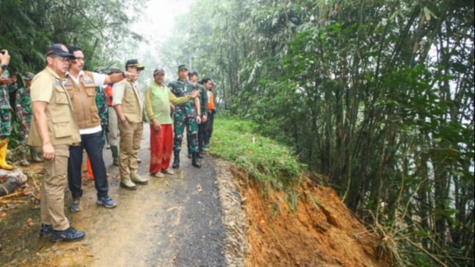 Nana Sudjana cek lokasi longsor di Pekalongan.