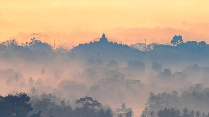 Panorama Candi Borobudur berselimut kabut dari Punthuk Setumbu.