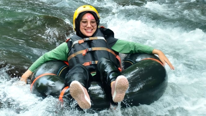 River tubing di Sungai Pusur Klaten dekat Solo.