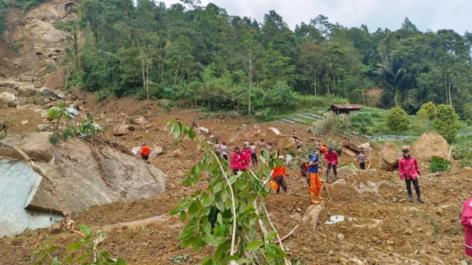 Tim SAR cari korban longsor di Pekalongan.