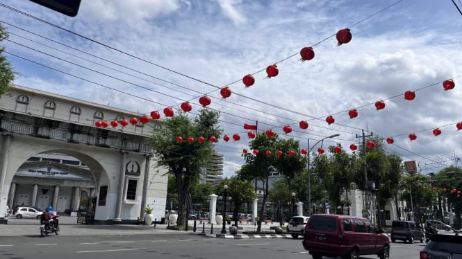 Pernak-pernik lampion menghiasi Kota Semarang jelang Imlek.