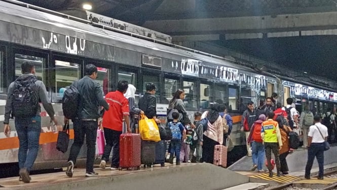 Suasana penumpang kereta api di Stasiun Semarang Tawang.