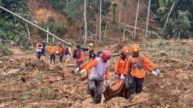 Tim SAR evakuasi korban longsor di Petungkriyono Pekalongan.