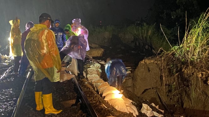 Petugas mengecek rel kereta api di Grobogan yang kembali tergerus.