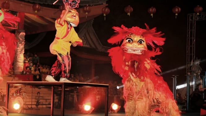 Atraksi barongsai saat Imlek di Sam Poo Kong Semarang.