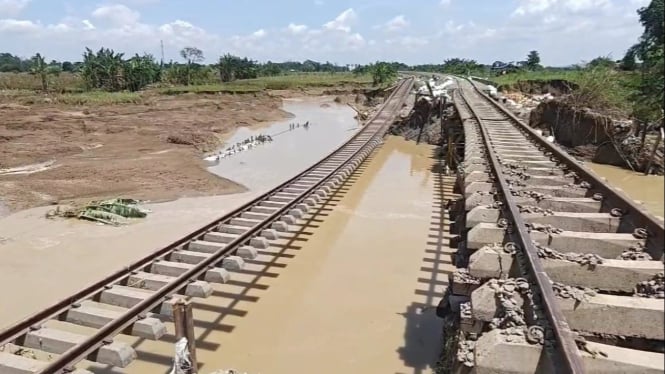 Kondisi rel yang rusak diterjang banjir di Grobogan.