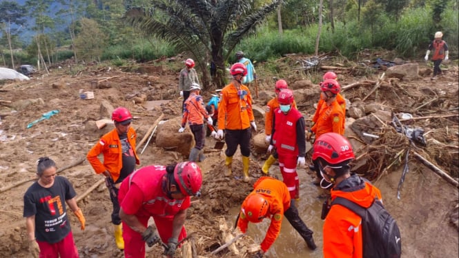 Tim SAR sisir lokasi longsor di Pekalongan.