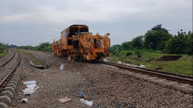 Perbaikan rel kereta api di Grobogan masih berlangsung.