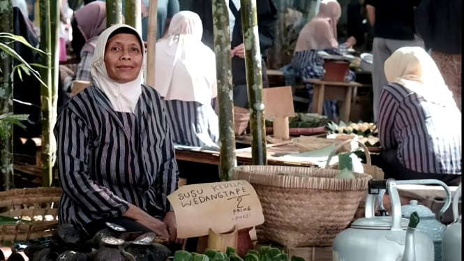 Pasar kuliner tradisional Papringan Temanggung, Jawa Tengah.