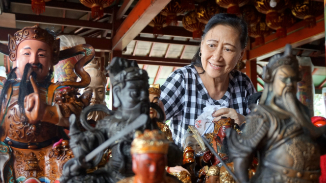 Umat Membersihkan Kimsin Di Vihara Sri Kukus Redjo Gunung Kalong.