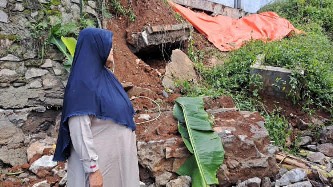 Bangunan Mangkrak Longsor Di Bawen, Kab. Semarang