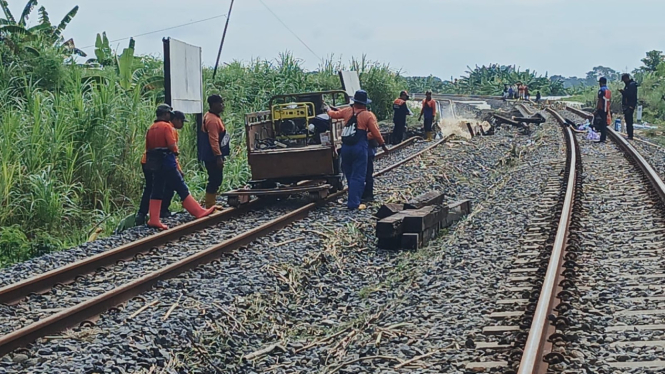 Petugas KAI terus upayakan perbaikan rel yang rusak karena banjir.