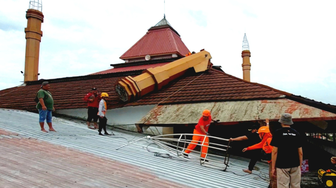 Diterpa Angin Kencang Menara Masjid Al-Mabrur Ungaran Roboh