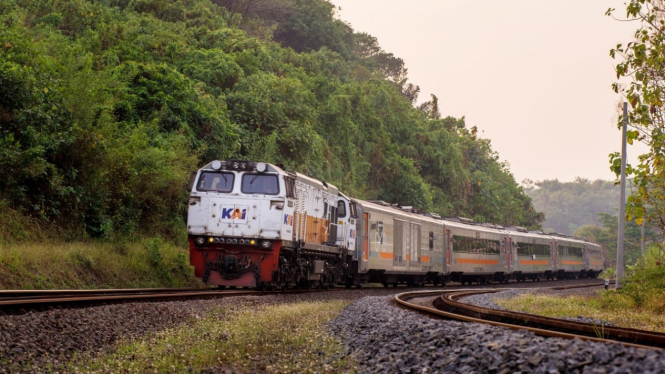 Kereta api melintas di jalur wilayah Daop 4 Semarang.