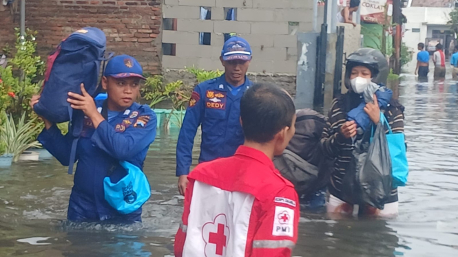 Petugas gabungan evakuasi warga yang dilanda banjir di Pekalongan.