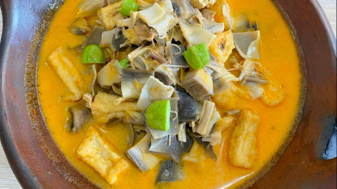 Sayur lodeh jantung pisang.