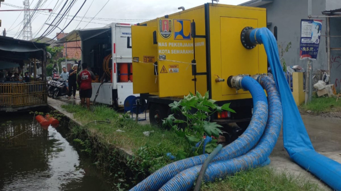 Pompa portabel dikerahkan untuk sedot banjir di Semarang.